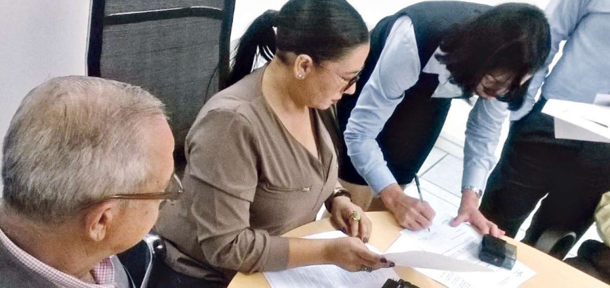 La coordinadora regional 8 de la Defensor&iacute;a del Pueblo, Zaida Rovira (centro), anunci&oacute; que convocar&aacute; a representantes de los involucrados.