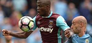 Enner Valencia estuvo bien marcador por el argentino Pablo Zabaleta, impecable en el uno contra uno.