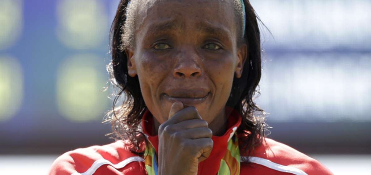 Jemima Sumgong llora tras ganar el oro ol&iacute;mpico en R&iacute;o de Janeiro.