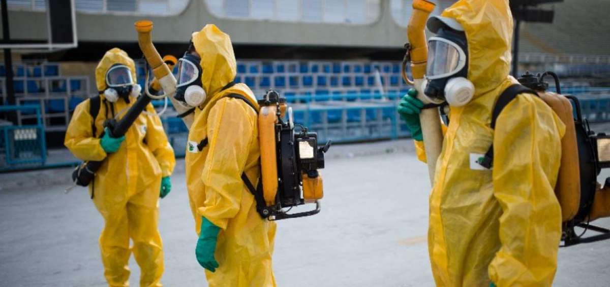 Agentes sanitarios, ataviados con trajes amarillos y m&aacute;scaras de gas, rociaron con insecticida la pista del lugar donde se realiza el Carnaval de R&iacute;o.