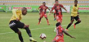 El delantero de Barcelona Angelo Qui&ntilde;&oacute;nez (i) lanza un centro ante la marca de Byron Mina, durante el partido disputado ayer en Ambato.