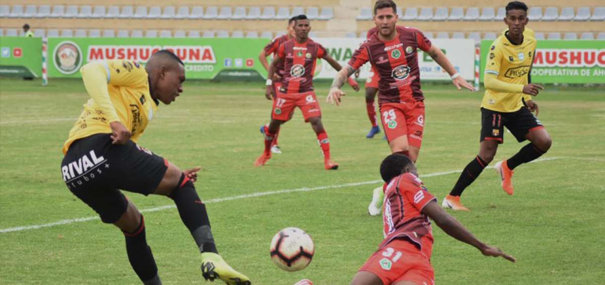 El delantero de Barcelona Angelo Qui&ntilde;&oacute;nez (i) lanza un centro ante la marca de Byron Mina, durante el partido disputado ayer en Ambato.