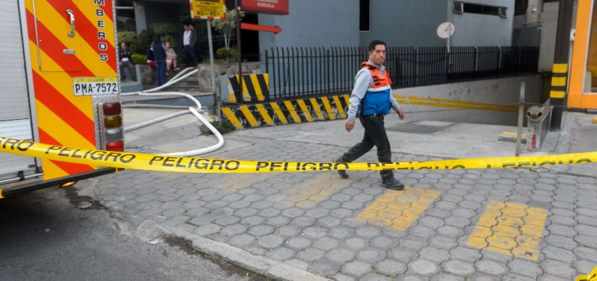Emanaciones de gasolina siguen en edificio del norte de Quito