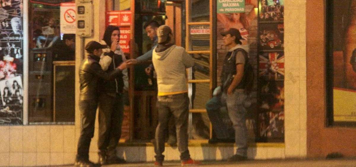 En la avenida Cevallos, tramo de las calles Quito y Francisco Flor, las ri&ntilde;as suelen ocurrir en las puertas de discotecas, bares y otros locales de diversi&oacute;n.  