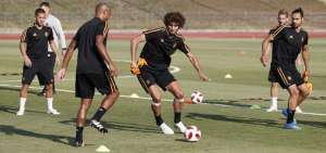 Los seleccionados belgas Vincent Kompany (izq.) y Marouane Fellaini (der.) practican en espacios reducidos en la ciudad de Rostov.