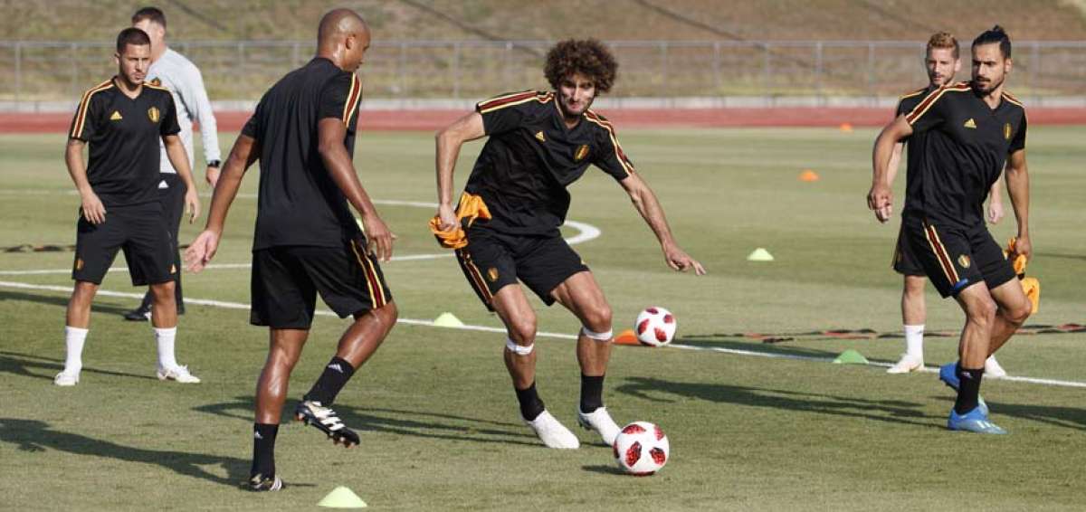 Los seleccionados belgas Vincent Kompany (izq.) y Marouane Fellaini (der.) practican en espacios reducidos en la ciudad de Rostov.