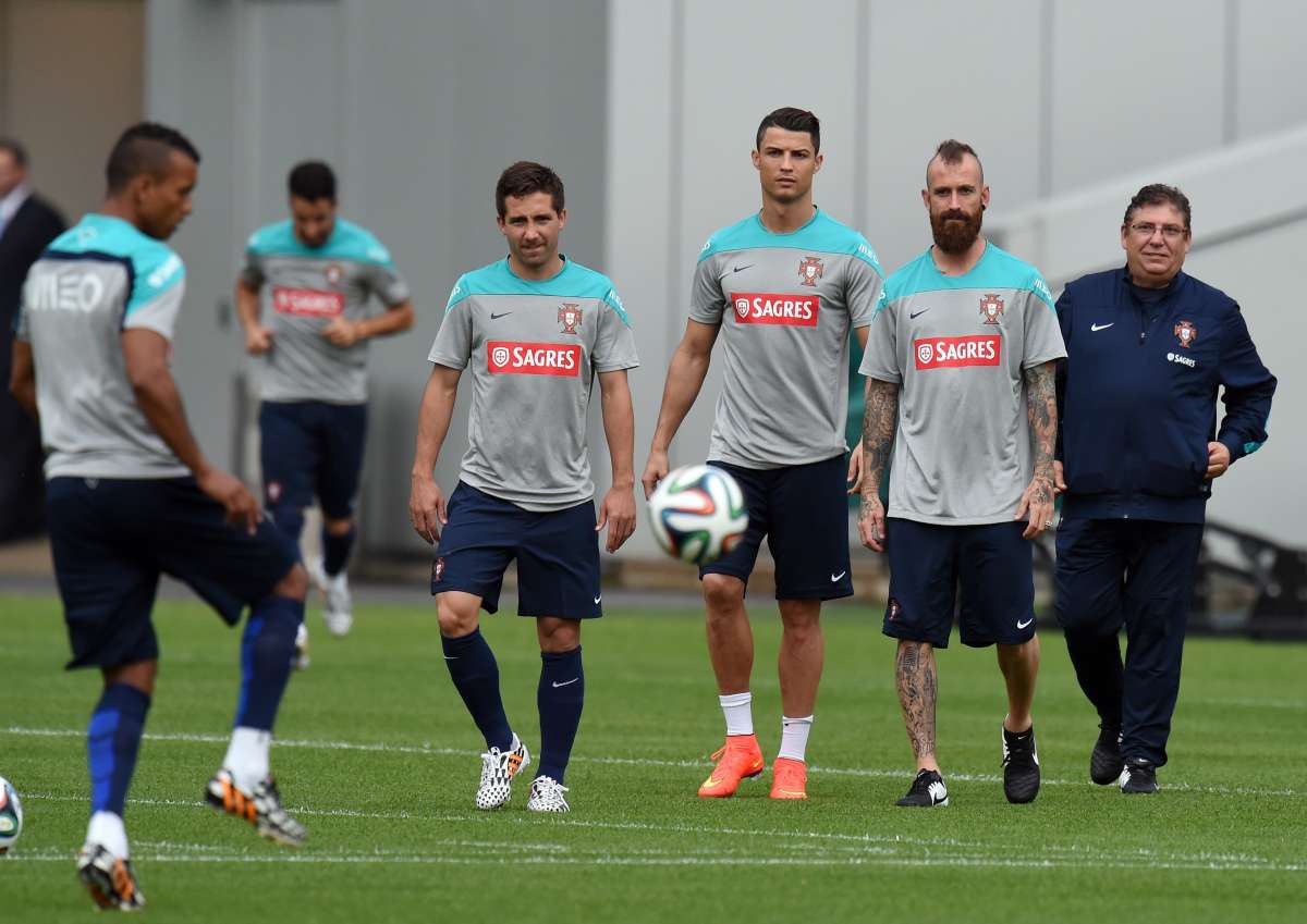 Cristiano Ronaldo (c.) y Raul Meireles (d.) siguen un cronograma de trabajo diferenciado al de sus compa&ntilde;eros debid a sus lesiones. Foto: AFP