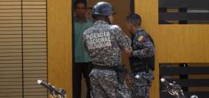Miembros de la Polic&iacute;a Nacional Bolivariana (PNB) en la entrada de la residencia del jugador de los Piratas de Pittsburgh, El&iacute;as D&iacute;az, y su madre, Ana Soto.