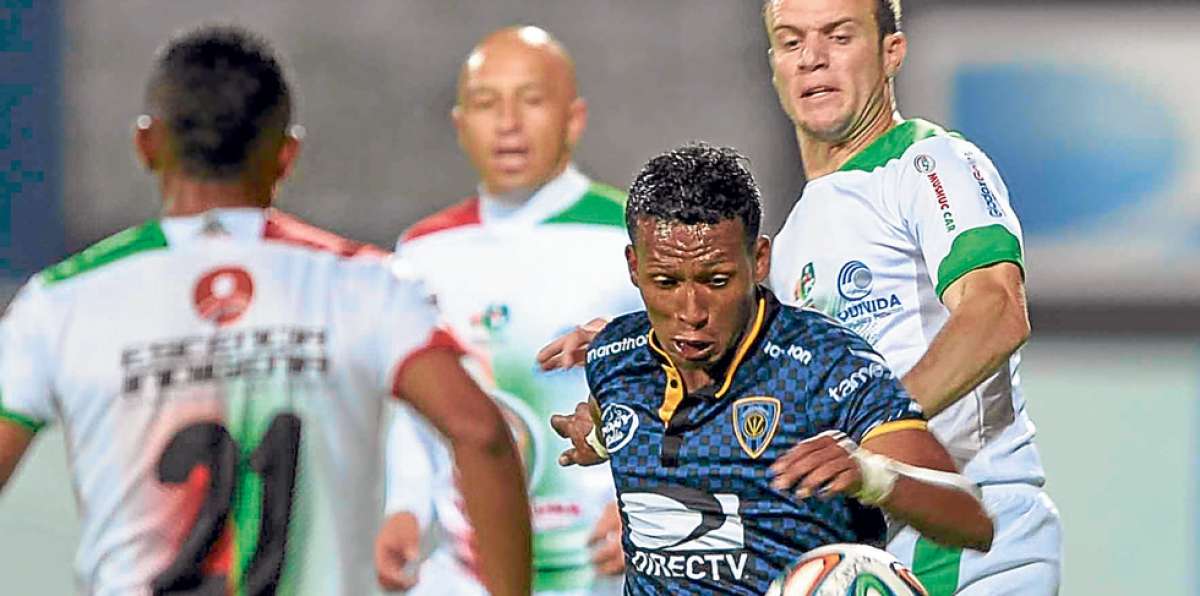 Fernando Guerrero (c), de Independiente, es asediado por Bryan S&aacute;nchez y Juan Marcari&eacute; (d), de Mushuc Runa. Foto: Miguel Jim&eacute;nez.