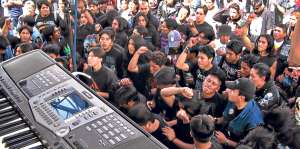 Los roqueros todav&iacute;a aprecian las presentaciones en vivo y los sitios donde pueden adquirir discograf&iacute;a. Silvia Osorio / El Tel&eacute;grafo