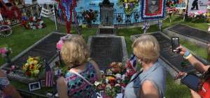 Miles de fans visitan la tumba de Elvis Presley tras 40 a&ntilde;os de su muerte