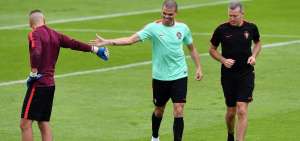Pepe ser&aacute; baja en Portugal para las semifinales de la Euro contra Gales