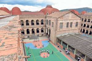 Su arquitectura es &uacute;nica, tiene un estilo neocl&aacute;sico franc&eacute;s. La construcci&oacute;n fue ejecutada por el arquitecto quite&ntilde;o Felipe Donoso Barba. Este establecimiento actualmente trabaja en el proyecto de Bachillerato Internacional. Fotos: Jos&eacute; Luis LLivisaca.