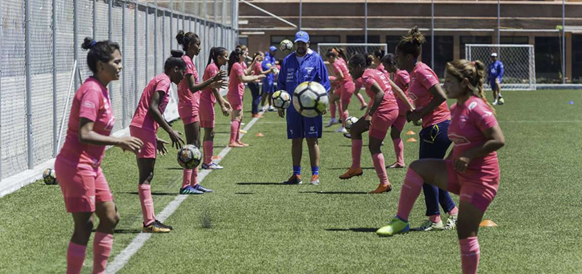 Las futbolistas convocadas por el nuevo director t&eacute;cnico practicaron ayer en la cancha sint&eacute;tica de la Casa de la Selecci&oacute;n. Hoy disputar&aacute;n un partido amistoso y ma&ntilde;ana terminar&aacute;n este primer llamado para los entrenamientos.