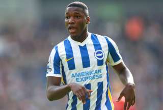 Moisés Caicedo es titular en el Brighton y Hove Albion