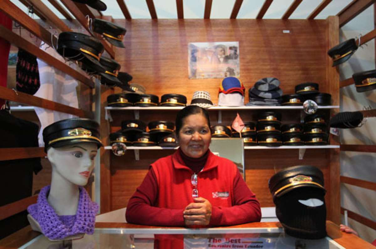 Hace 2 a&ntilde;os Beatriz Morocho vende en la estaci&oacute;n de Riobamba gorras en cuerina y otros art&iacute;culos ferroviarios. Trabaja junto a su esposo. Foto: Michelle Gachet / El Tel&eacute;grafo