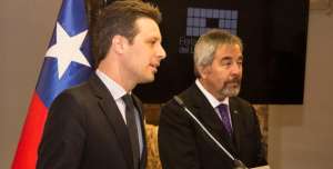 El ministro de Cultura, Guillaume Long (i), durante la presentaci&oacute;n de la feria.