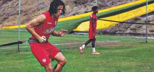 El zaguero central paraguayo William Riveros, de Barcelona, realiza trabajos f&iacute;sicos en la cancha alterna del estadio Monumental.