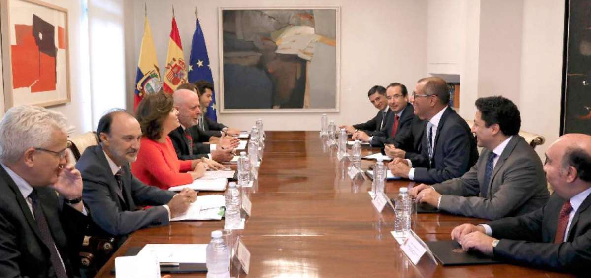 La vicepresidenta Soraya S&aacute;enz (izq.) y m&aacute;s funcionarios espa&ntilde;oles en el encuentro con el vicepresidente ecuatoriano, Jorge Glas (der.).
