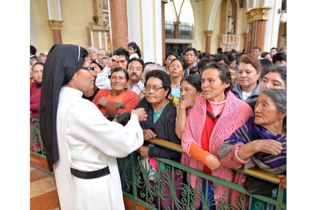 La concurrencia fue multitudinaria en la iglesia de Santo Domingo, en la zona central. Foto: Roberto Ch&aacute;vez |  El Tel&eacute;grafo