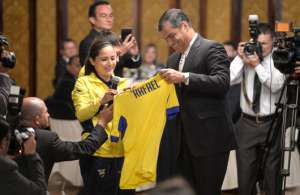 La DT de la selecci&oacute;n femenina, Vanessa Ar&aacute;uz, entrega la camiseta personalizada al presidente Rafael Correa. Foto: &Aacute;lvaro P&eacute;rez / El Tel&eacute;grafo 