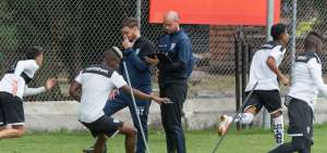 El entrenador espa&ntilde;ol de Independiente del Valle, Miguel &Aacute;ngel Ram&iacute;rez (c), durante un entrenamiento del equipo antes de jugar los playoffs.