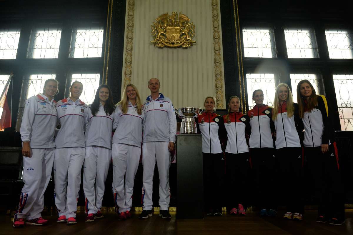 Las delegaciones de Rep&uacute;blica Checa y Alemania posan en la foto oficial de la final de la Copa Federaci&oacute;n. Foto: AFP