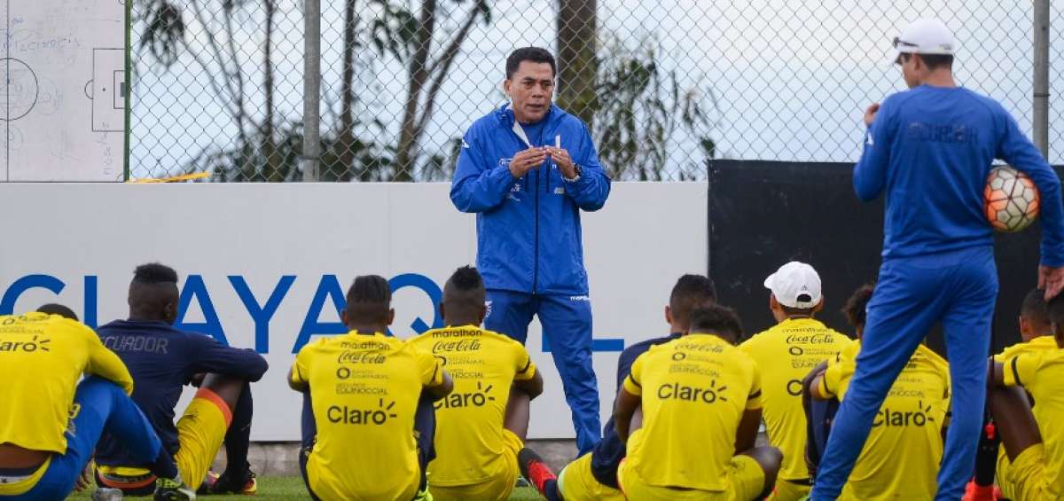 Xavier Rodr&iacute;guez da indicaciones a los jugadores del combinado nacional, en la Casa de la Selecci&oacute;n. 