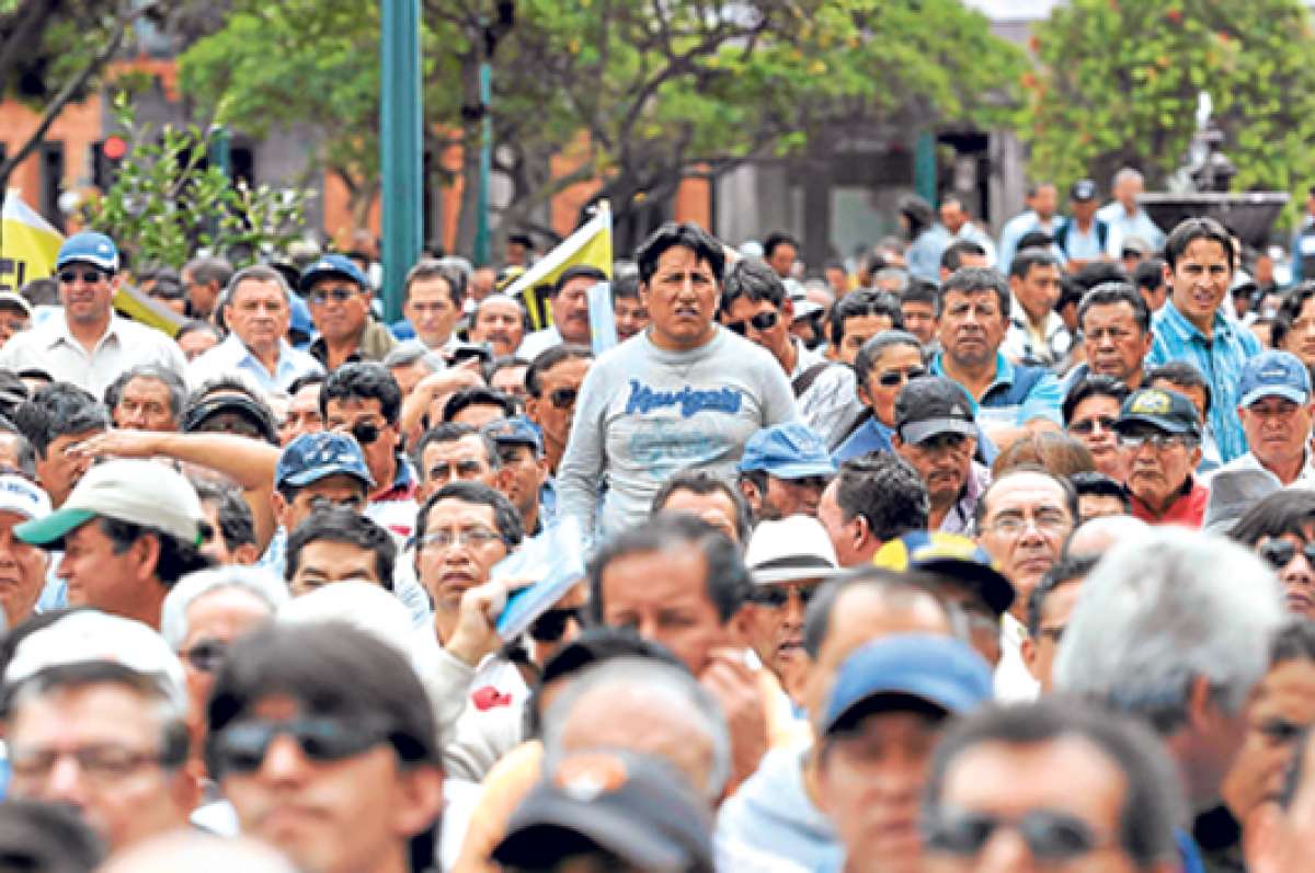 Los propietarios de unidades de taxis repletaron la Plaza de la Independencia la ma&ntilde;ana de ayer. Foto: John Guevara.