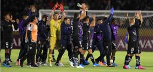Los "negriazules" saludaron a los miles de hinchas que los acompa&ntilde;aron.