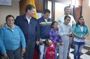 Fabio y su familia recibieron de parte de las autoridades los pasaportes colombianos y la visa Mercosur.  