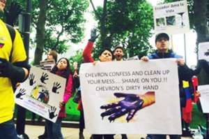 Los manifestantes llevaron pancartas y las manos manchadas de pintura negra. Foto: Leonardo Boix |  El Tel&eacute;grafo.