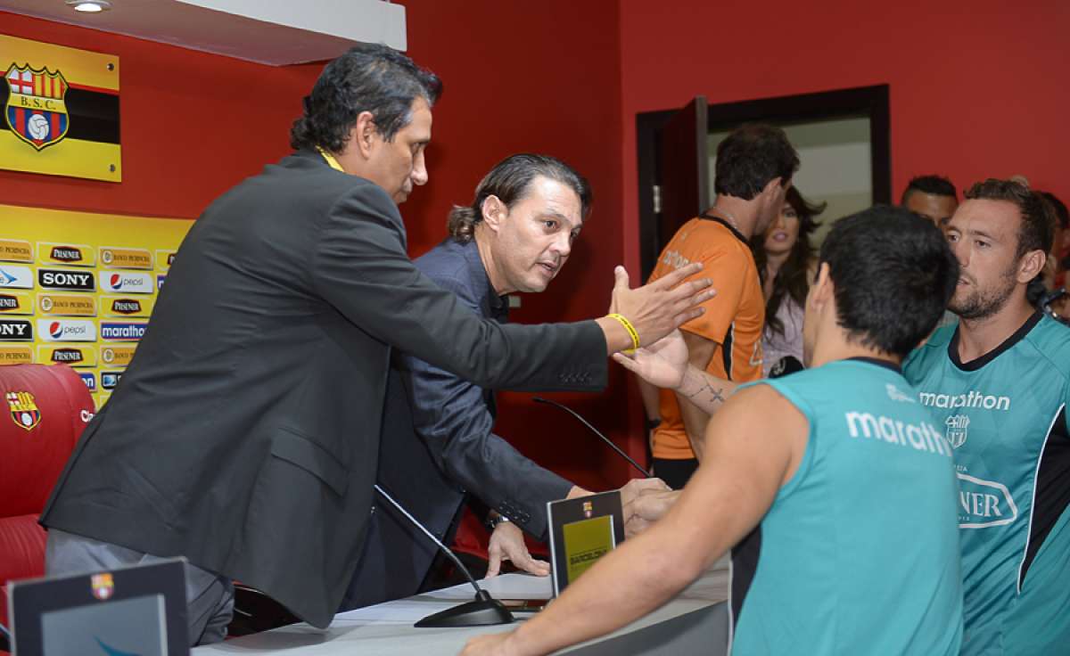 Jos&eacute; F. Cevallos (izq.) y Carlos Alfaro Moreno saludan con  los jugadores Mat&iacute;as Oyola y Brahian Alem&aacute;n. Foto: Miguel Castro / El Tel&eacute;grafo