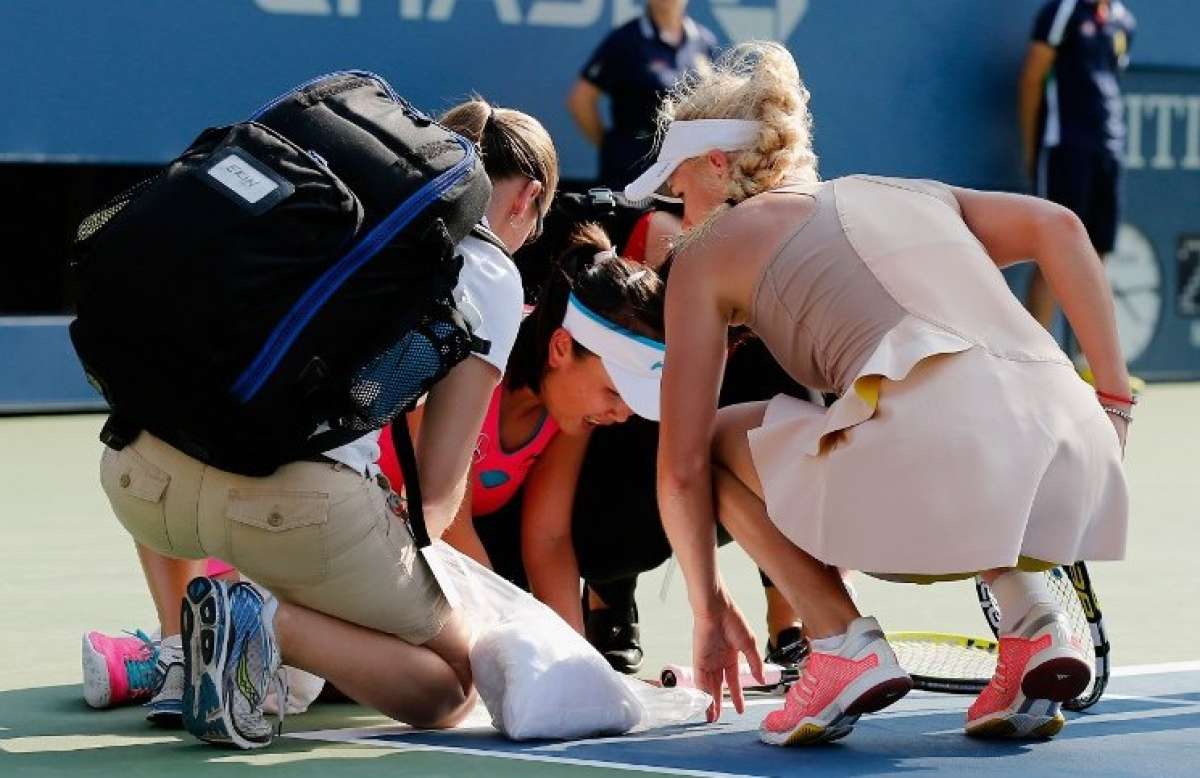Wozniacki se acerc&oacute; preocupada a su rival que no pudo continuar. Foto: AFP