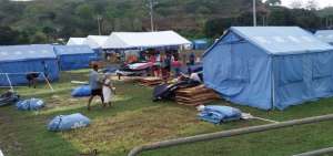 M&aacute;s de 60 familias de albergue fueron reubicadas en estadio de Atacames