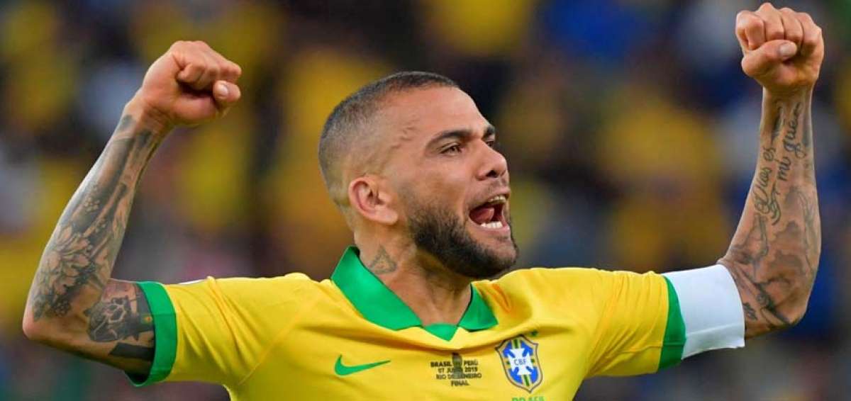 Dani Alves, el pasado 7 de julio, tras ganar con su selecci&oacute;n la Copa Am&eacute;rica que se disput&oacute; en Brasil.