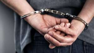 El hombre fue detenido por la violaci&oacute;n a su exenamorada.