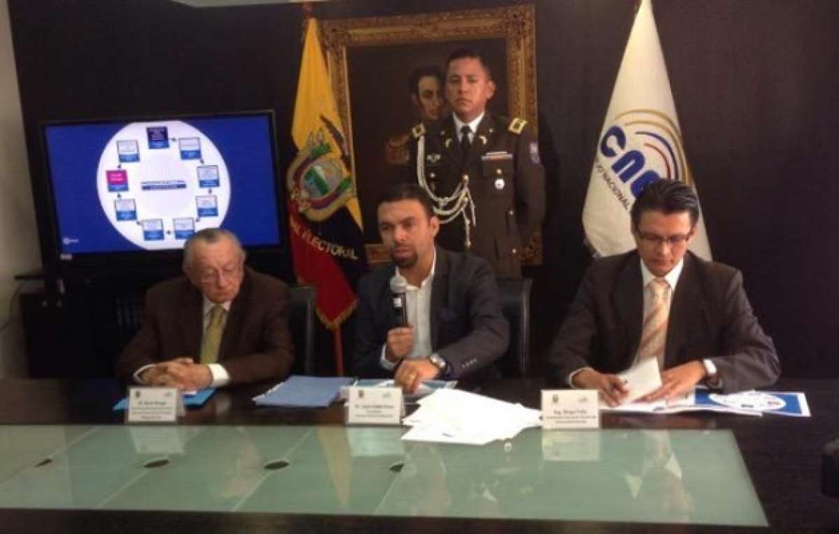 El presidente del Consejo Nacional Electoral (CNE), Juan Pablo Pozo (c), durante la rueda de prensa. Foto: CNE