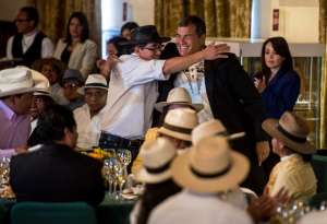 Ayer las organizaciones del pueblo montubio compartieron un almuerzo con el presidente, Rafael Correa. Foto: Marco Salgado / El Tel&eacute;grafo