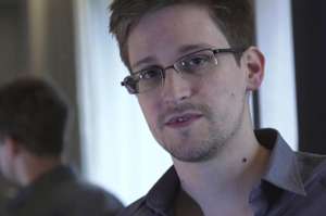 Edward Snowden pasa sus d&iacute;as escribiendo en 3 computadoras. Evita salir a las calles de Mosc&uacute;. Foto: AFP