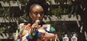 La escritora nigeriana public&oacute; en 2014 el ensayo llamado &ldquo;Todos deber&iacute;amos ser feministas&rdquo; como una gu&iacute;a para entender la militancia.