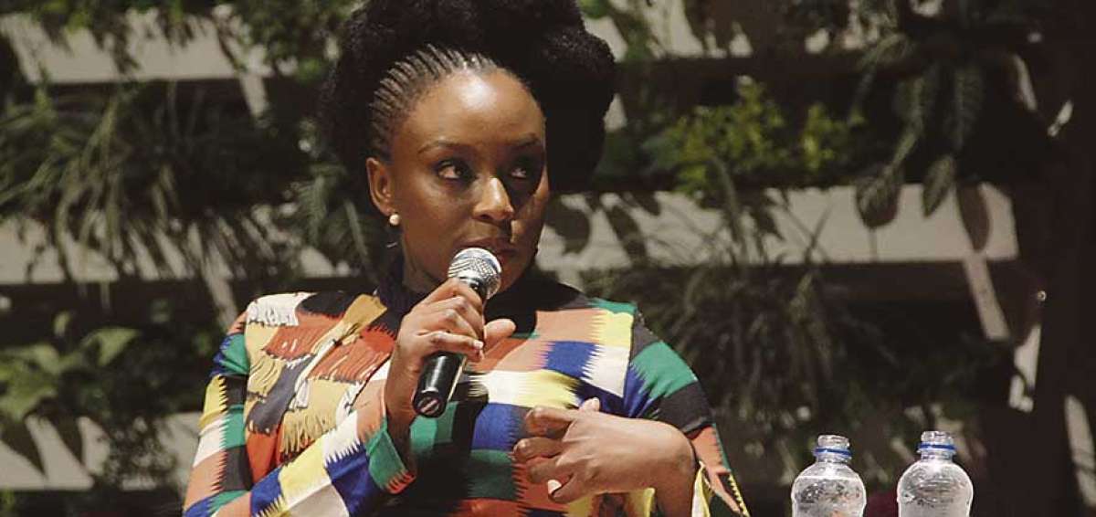 La escritora nigeriana public&oacute; en 2014 el ensayo llamado &ldquo;Todos deber&iacute;amos ser feministas&rdquo; como una gu&iacute;a para entender la militancia.