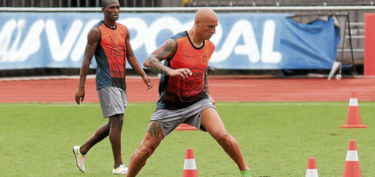El delantero argentino Ariel Nahuelp&aacute;n comandar&aacute; el ataque de Barcelona esta tarde en el Monumental. 