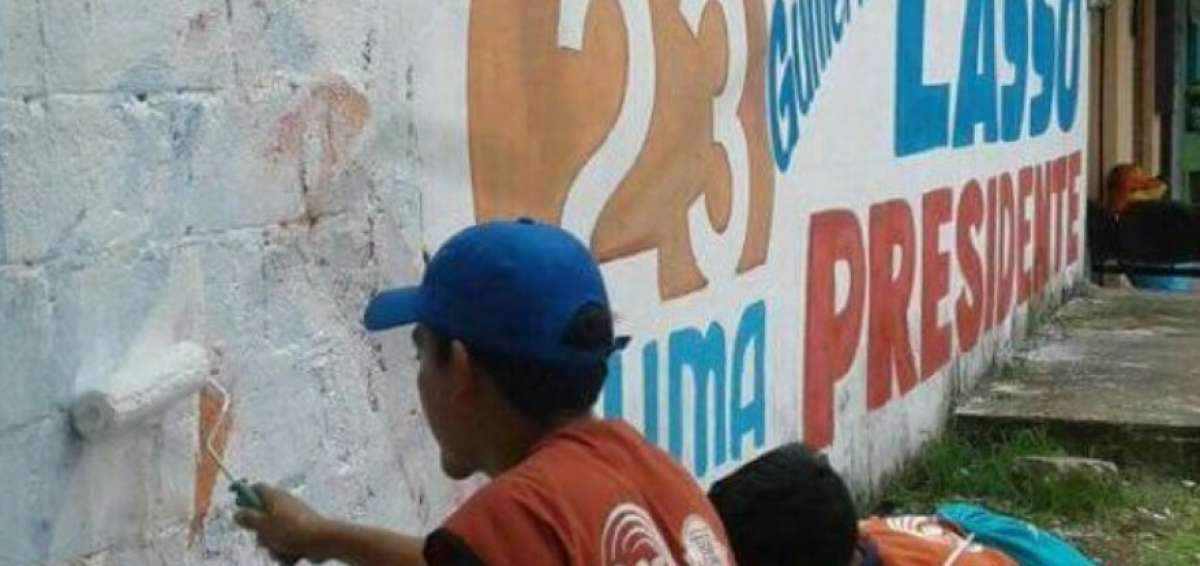 CNE retira y borra publicidad electoral cerca de los recintos de Sucumb&iacute;os