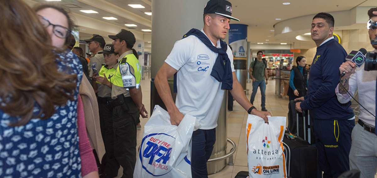 El delantero de la selecci&oacute;n ecuatoriana de f&uacute;tbol, Carlos Garc&eacute;s, a su arribo ayer a Quito, luego de la eliminaci&oacute;n de la Copa Am&eacute;rica.