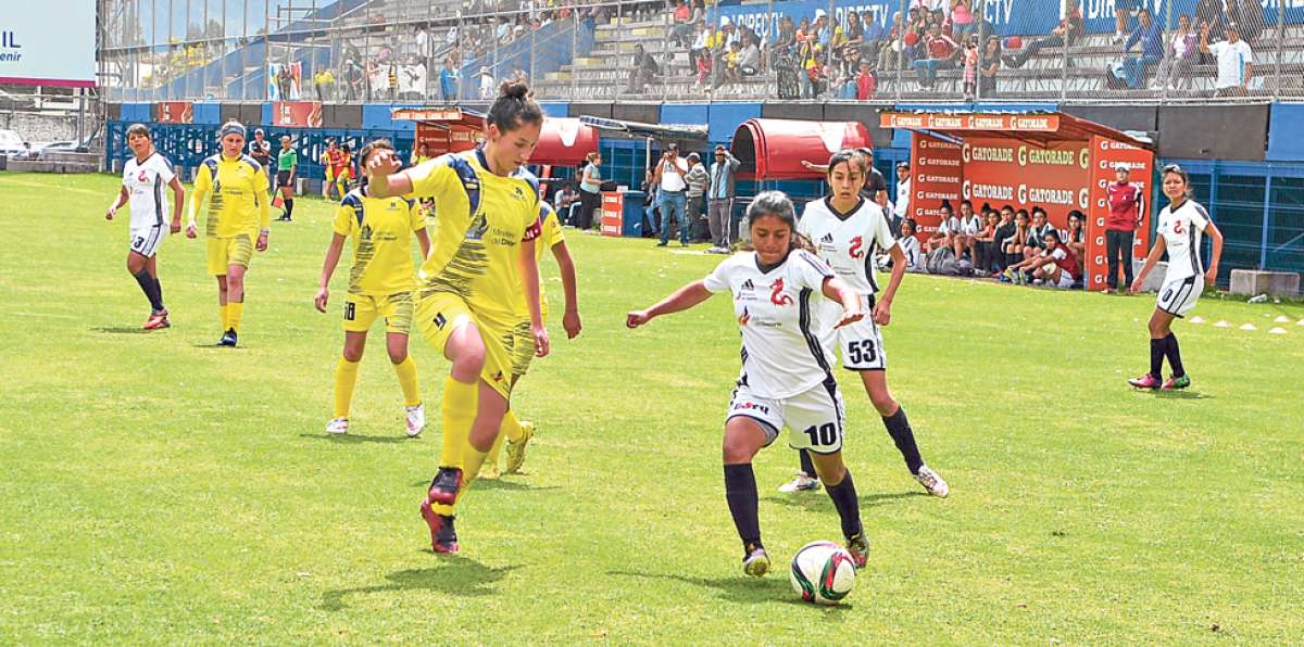 Espuce (amarillo) lucha por conseguir su primera vuelta ol&iacute;mpica en la &eacute;lite del balompi&eacute; femenil ecuatoriano. Foto: Cortes&iacute;a Ministerio del Deporte