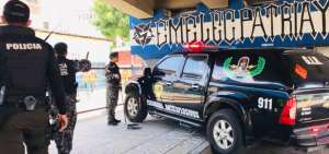 Equipos de la Polic&iacute;a realizan investigaciones tras la explosi&oacute;n registrada cerca al estadio Capwell.