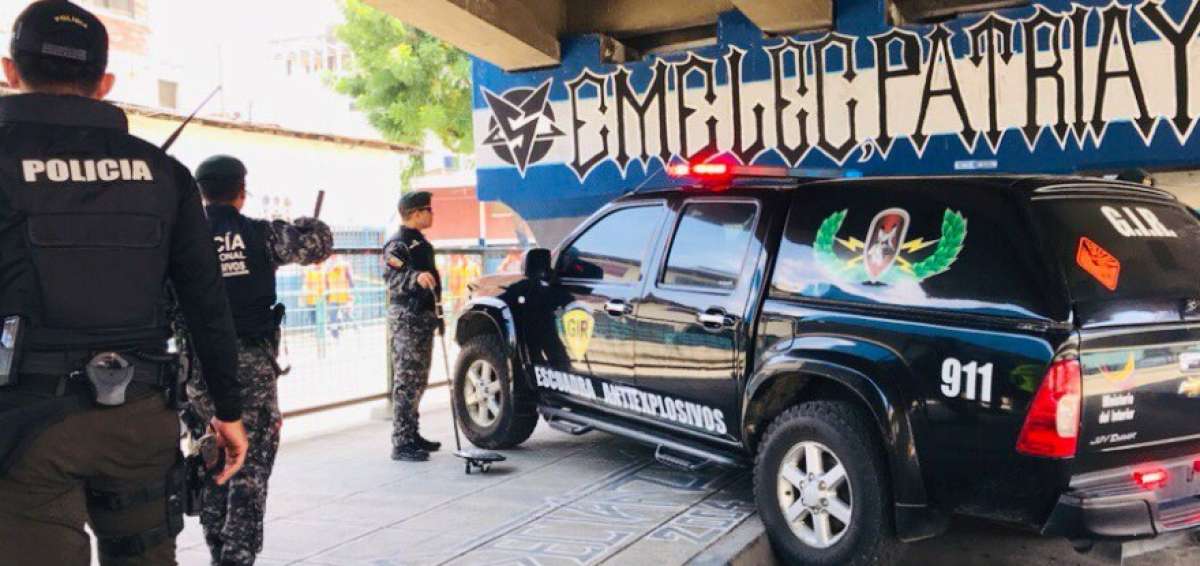 Equipos de la Polic&iacute;a realizan investigaciones tras la explosi&oacute;n registrada cerca al estadio Capwell.