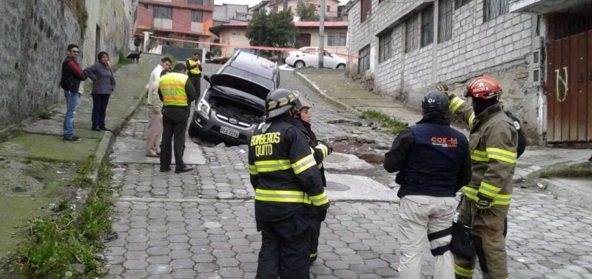 Miembros del Cuerpo de Bomberos acudieron al punto donde se produjo el incidente.