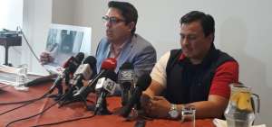 Carlos Soria, abogado de Ola Bini, y el perito Fabi&aacute;n Hurtado, durante la rueda de prensa.